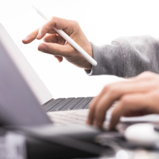 PCに向かう人