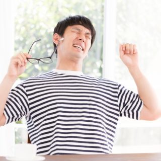 背伸びをする男性