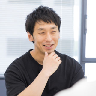 対談中の男性