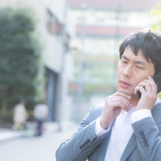 電話中の男性