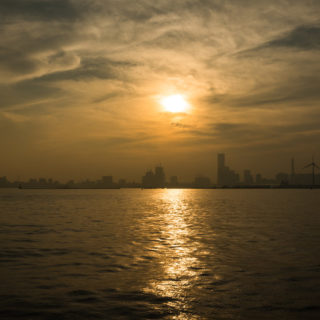 登る朝日